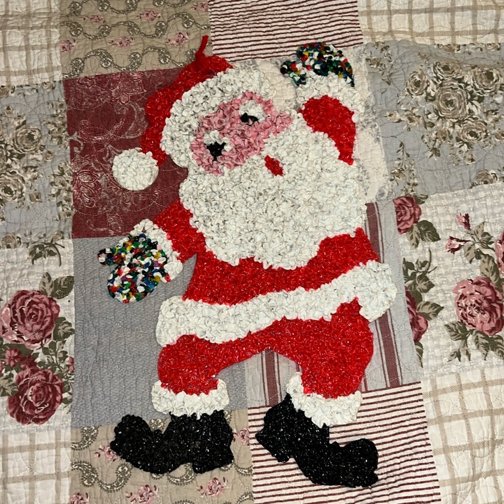 Vintage Christmas Santa popcorn art wall hanging 13” x 19”